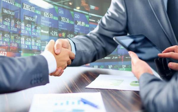 Hình ảnh một nhà đầu tư đang thất vọng, nhìn vào biểu đồ chứng khoán giảm mạnh, tượng trưng cho sự thua lỗ