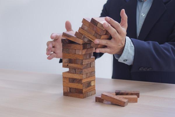 Hình ảnh minh họa rủi ro khi đầu tư cổ phiếu mà không có kế hoạch rõ ràng, biểu thị sự hỗn loạn và mất mát